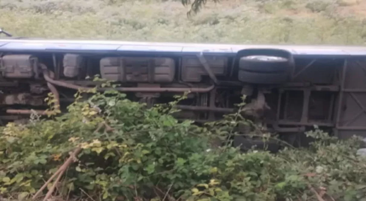 Ocho personas lesionadas dejó desnivel de tránsito con bus desbarrancado en Quintero