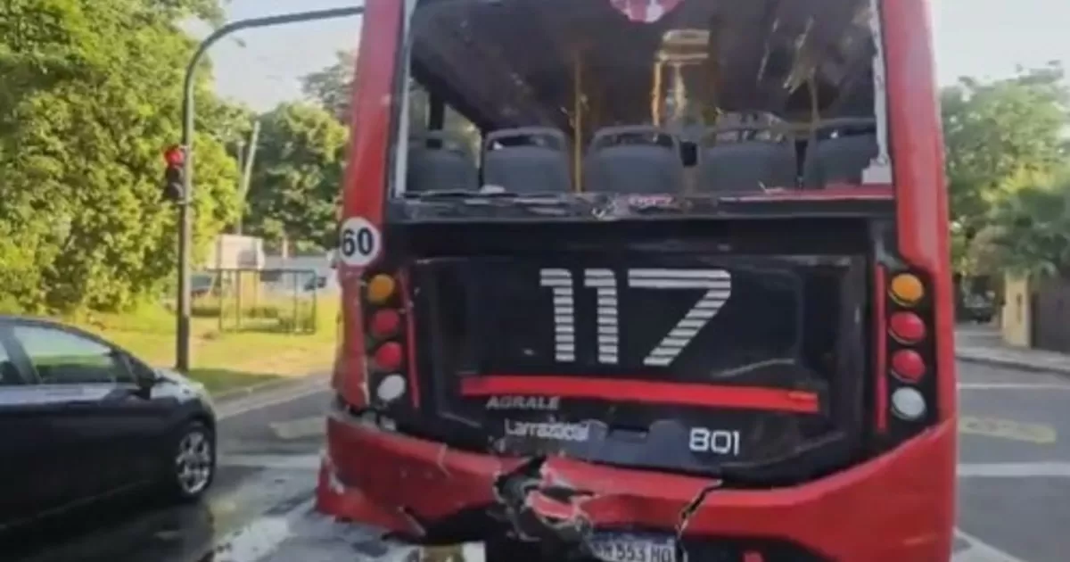 Un camión frigorífico chocó versus un colectivo en la colectora de Avenida General Paz y hay 18 heridos