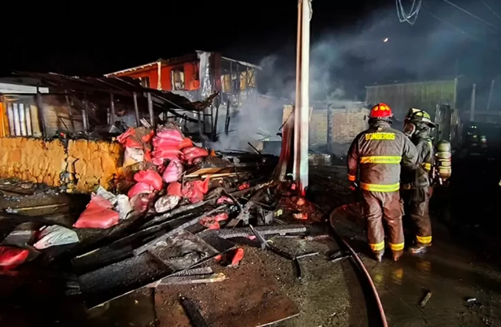 Dos personas lesionadas y dos viviendas destruidas dejó incendio estructural en Quillota
