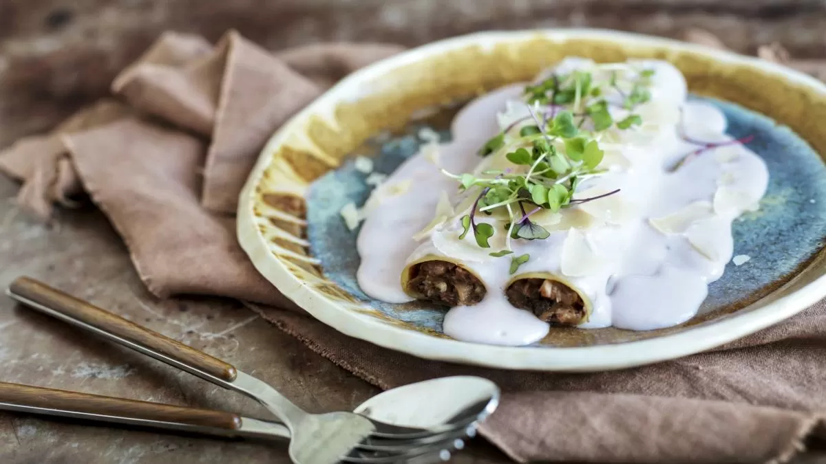 Prepara estos deliciosos canelones de carrillera melosa con bechamel de boniato morado