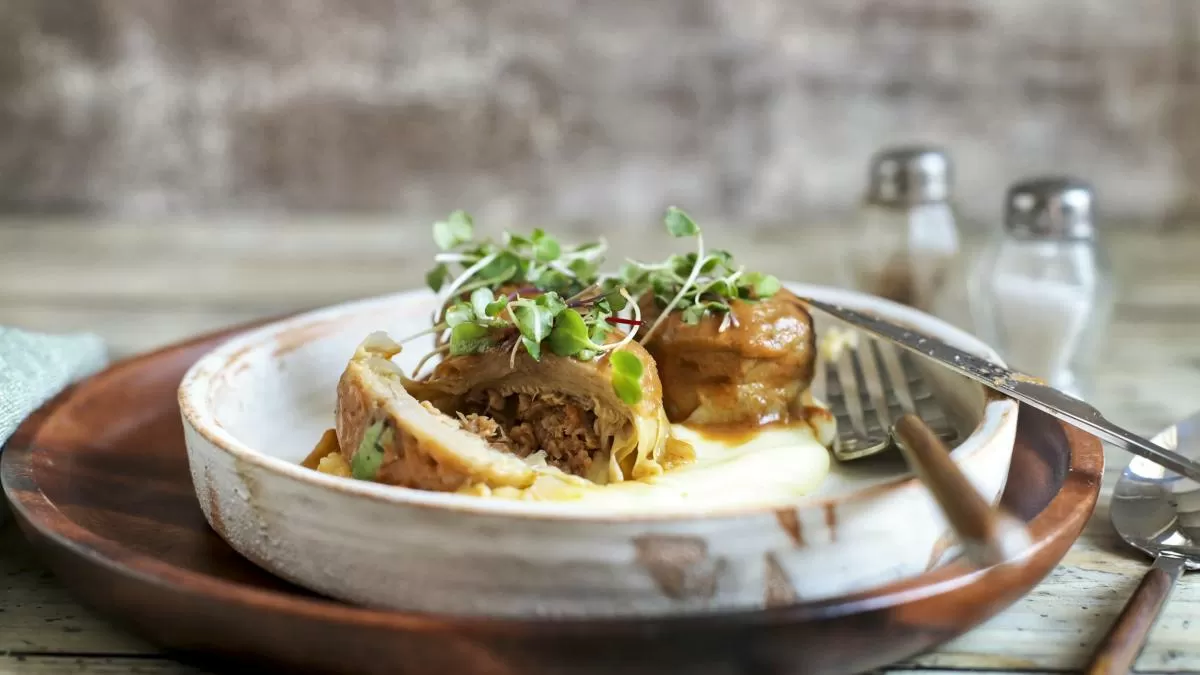 Fondos de alcacil rellenos de conejo rustido, jugo al brandy y puré de patatas cremoso