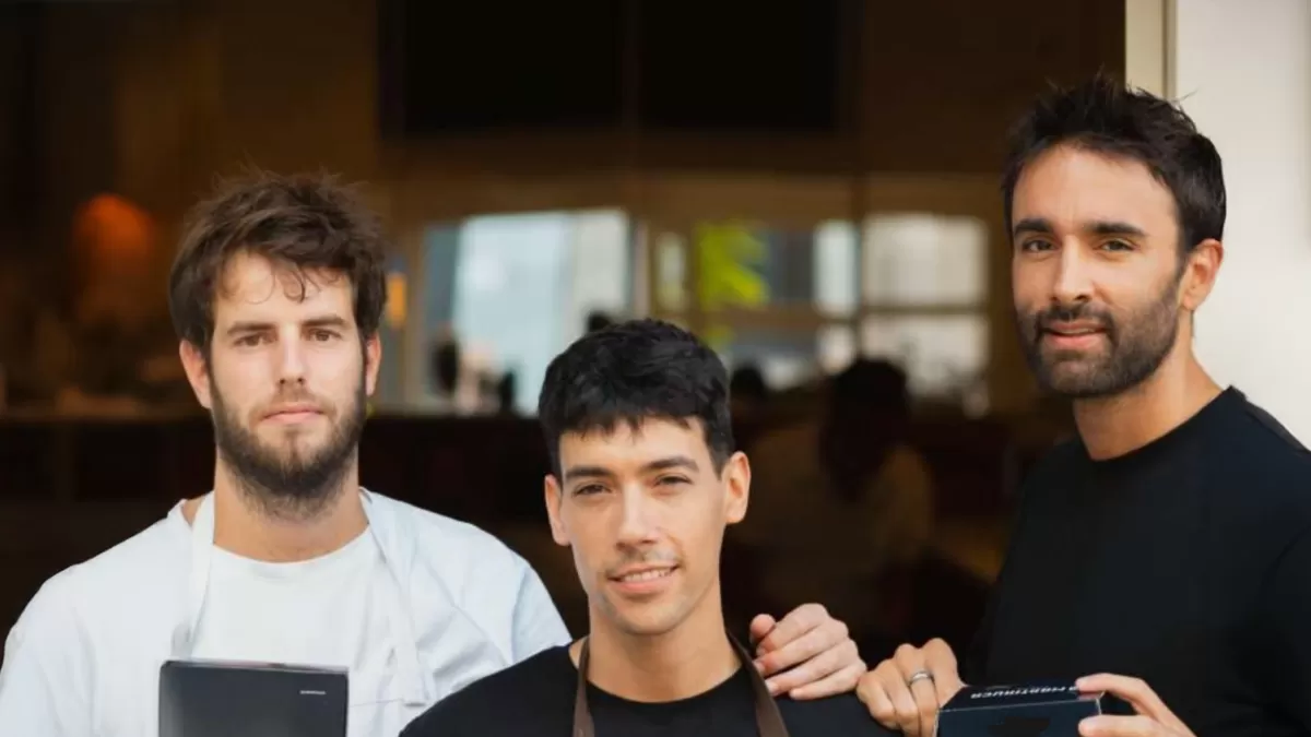 “Trabajamos en el bar 16 horas diarias y, sin embargo sean muchas, es la gran suerte de nuestra vida”: de amigos de la niñez a fundar el bar que triunfa con su tortilla en Barcelona