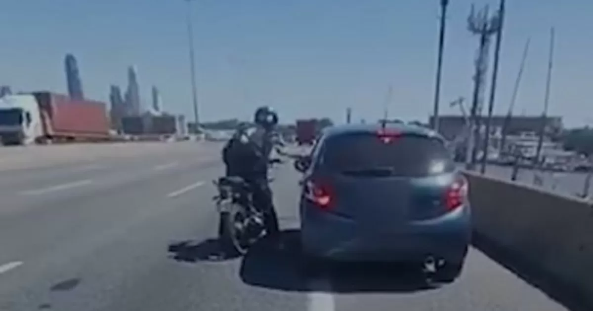 acontecimiento extremo en la autopista a La Plata: piñas y patadas entre un motoquero y un automovilista
