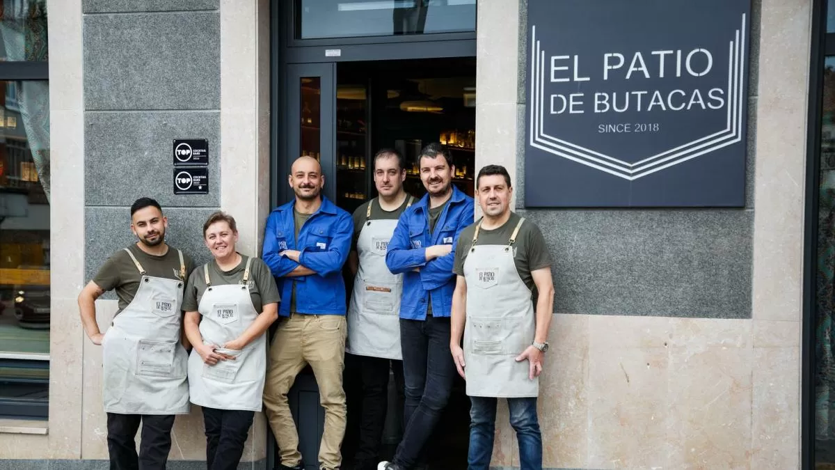 El galardonado aparador de pueblo que es pura identidad asturiana en cada cóctel