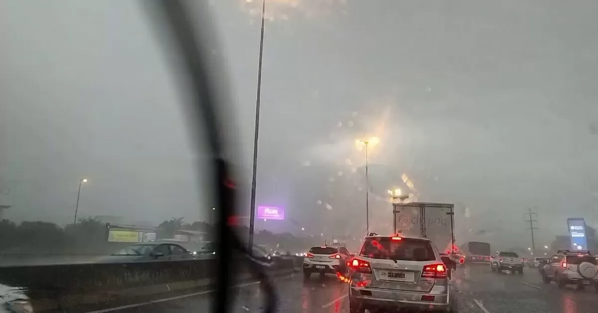 Sorpresivo tormenta en el GBA y la Ciudad antes de Nochebuena: granizo, autos arrastrados por el agua y un shopping inundado