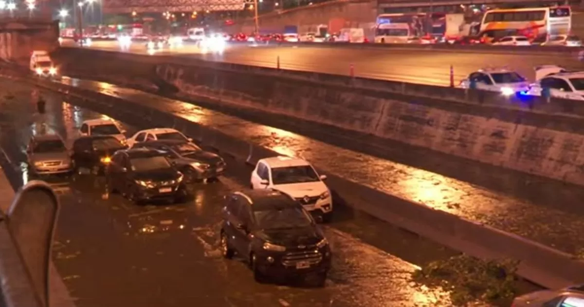 Autos inundados en la Panamericana: qué cubren los seguros y cómo realizar los reclamos