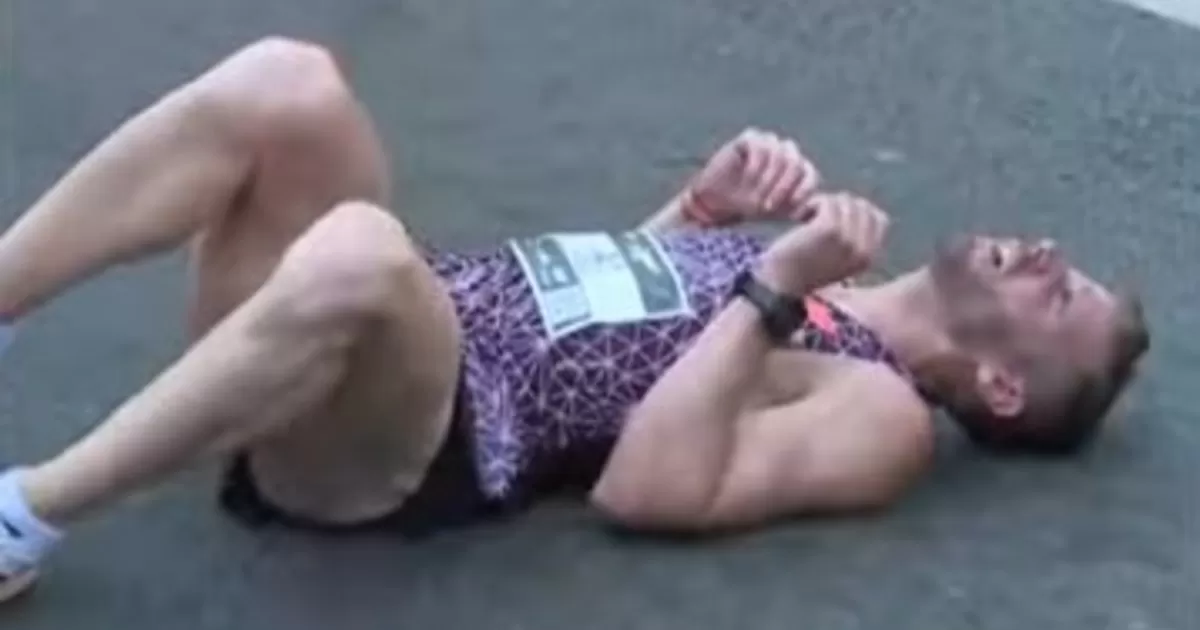 Susto en una maratón en plena intranquilidad naranja: el ganador sufrió un golpe de calor al llegar a la meta