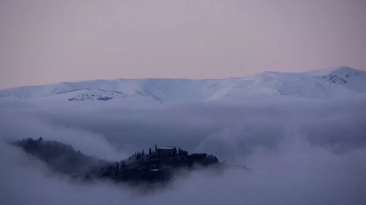 La ermita de Sant Salvador, rodeada de nieve y niebla