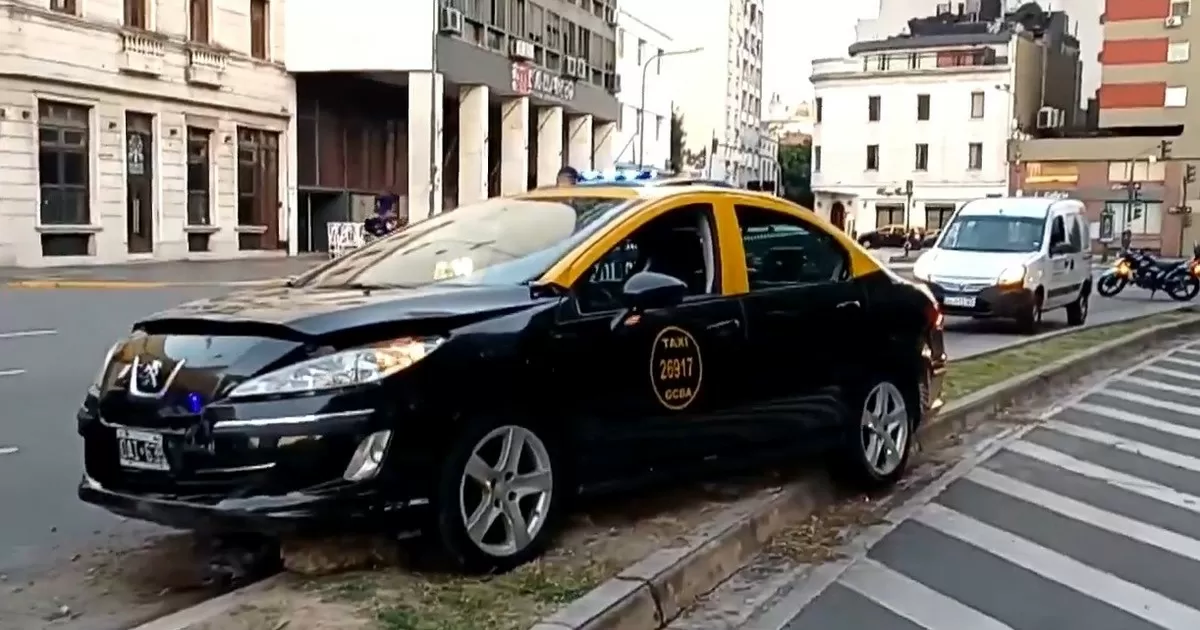 Un taxista borracho se metió al Metrobus y terminó chocando contra un poste de norte en San Telmo: el video del accidente