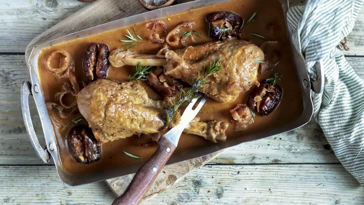 Atrévete a mezclar dulce y divertido con este pavo rustido de dátiles y bacón