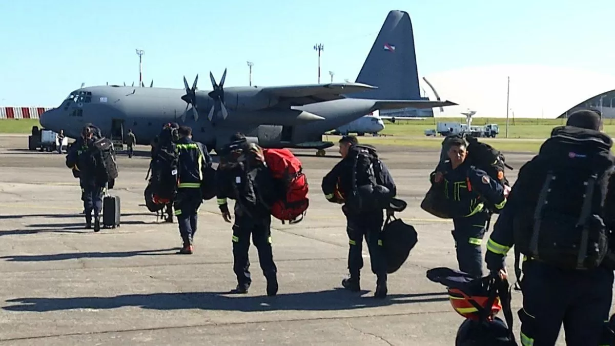 Tras cuatro horas de delirio, los bomberos uruguayos llegaron a la zona de incendios en Chile