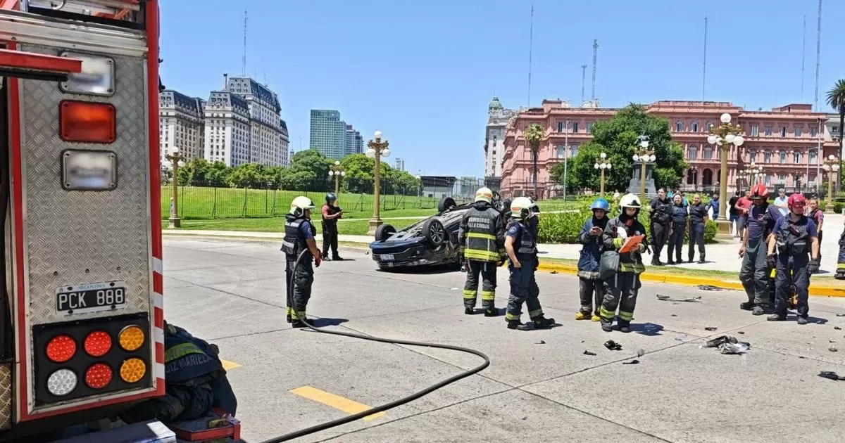 Vuelco frente a la Casa Rosada: un auto quedó dado vuelta tras un impactante envite