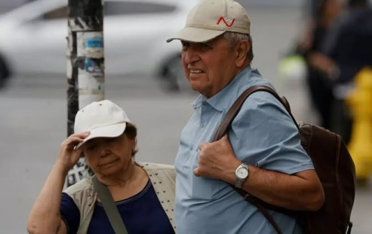 Suspenden PGU a 13 mil adultos mayores que habrían permanecido exterior del país por más de tres meses