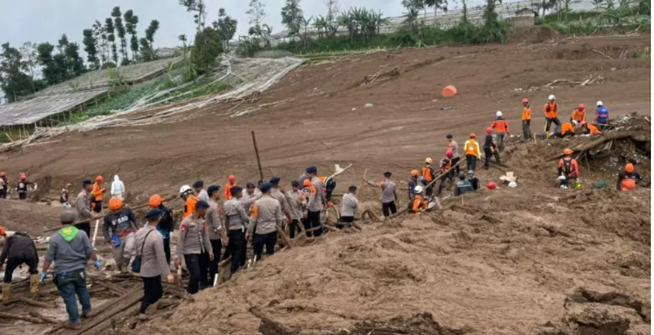 Nueve los fallecidos y 81 las personas desaparecidas tras tiro de tierra en Indonesia