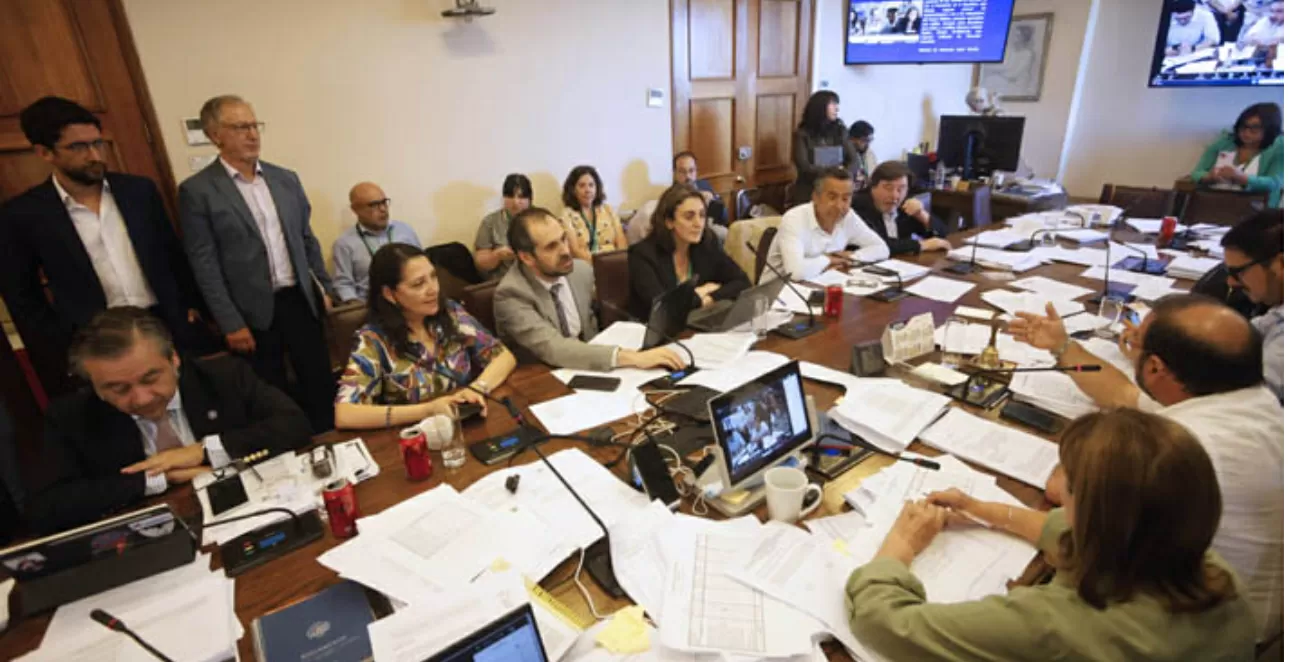 Comisión de Hacienda despacha a Sala proyecto de reajuste al zona público incluyendo polémica norma de amarre