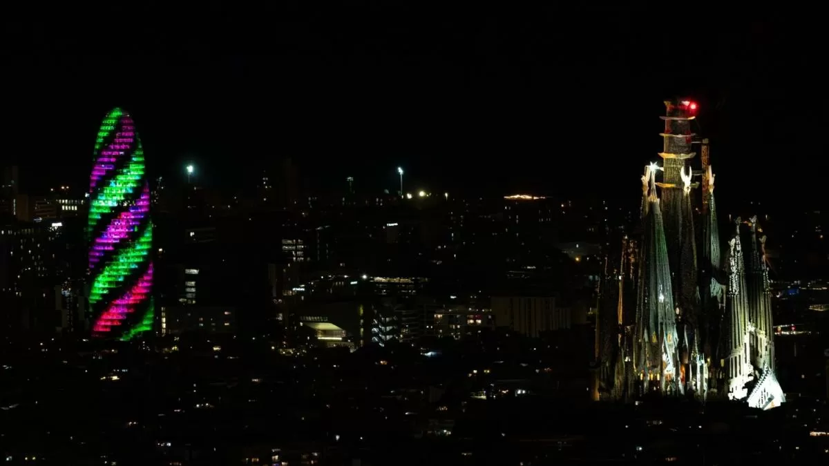 El diálogo brillante de la Sagrada Família y la torre Glòries