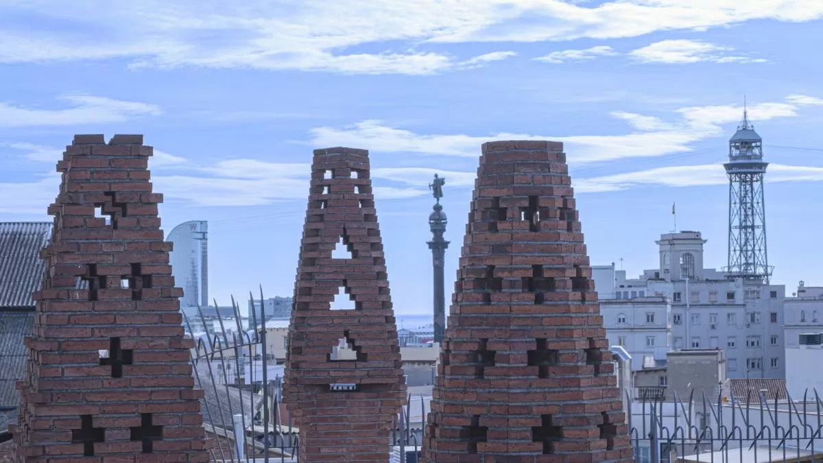 Contrastes arquitectónicos con el Palau Güell