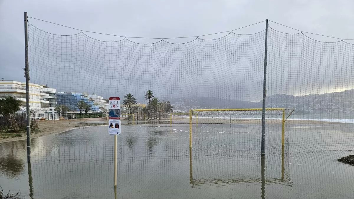 El rastro del temporal en la playa de Roses