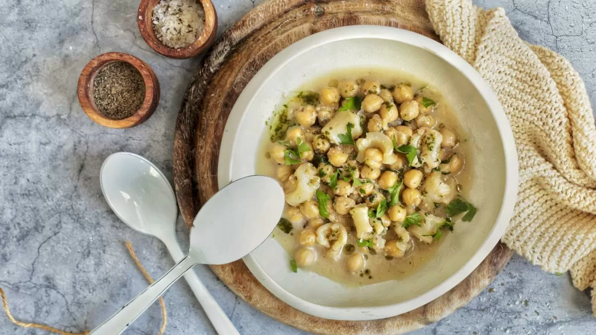 Prepara unos callos de abadejo a fuego lento con garbanzos y perejil verde