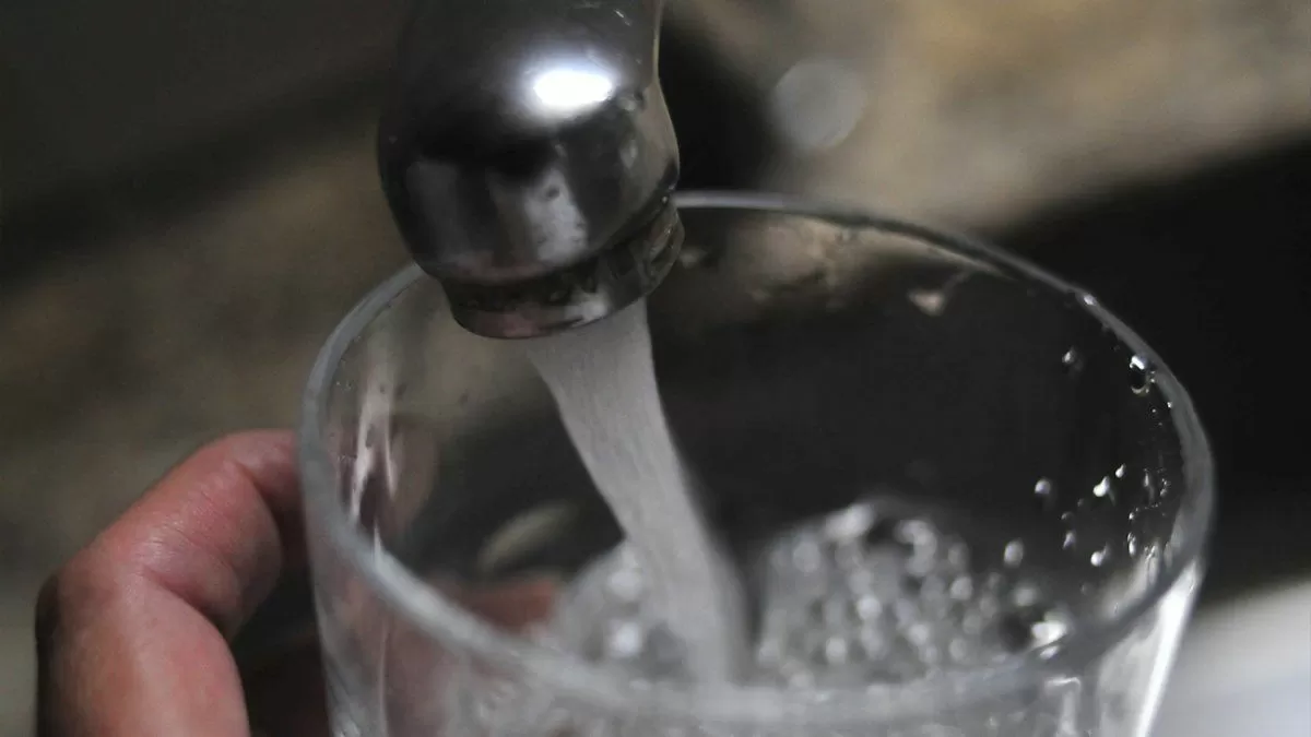 OSE informa "cambios en el gustillo y color habitual en el agua" potable que llega a Montevideo y el área metropolitana