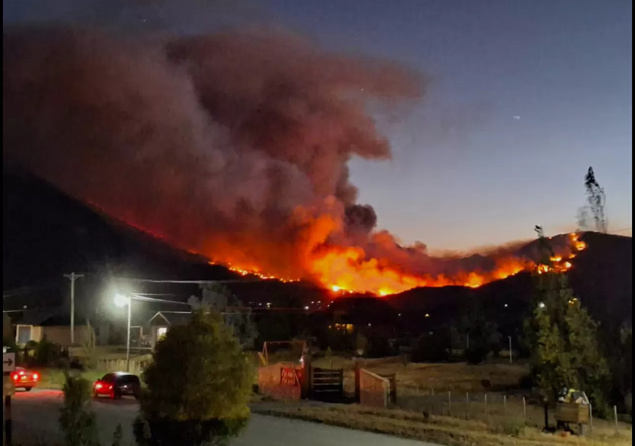 Al menos 3 mil turistas evacuados por incendios en la Patagonia argentina