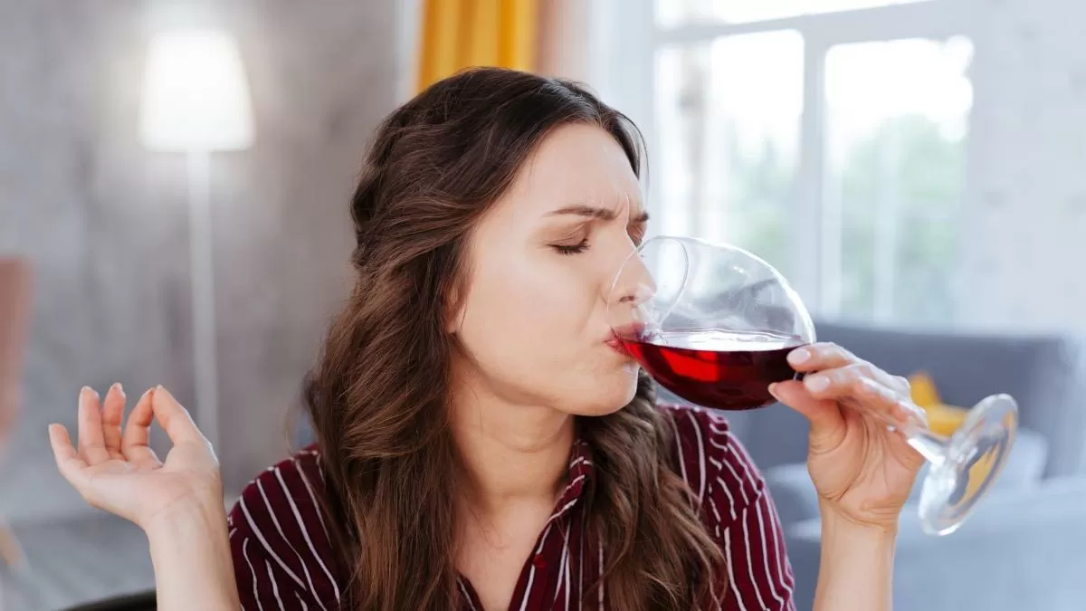 “Hay vinos que te dejan la lengua áspera y las encías como tirantes”: el motivo por el que algunos vinos te secan la belfos y por qué suelen individuo tintos