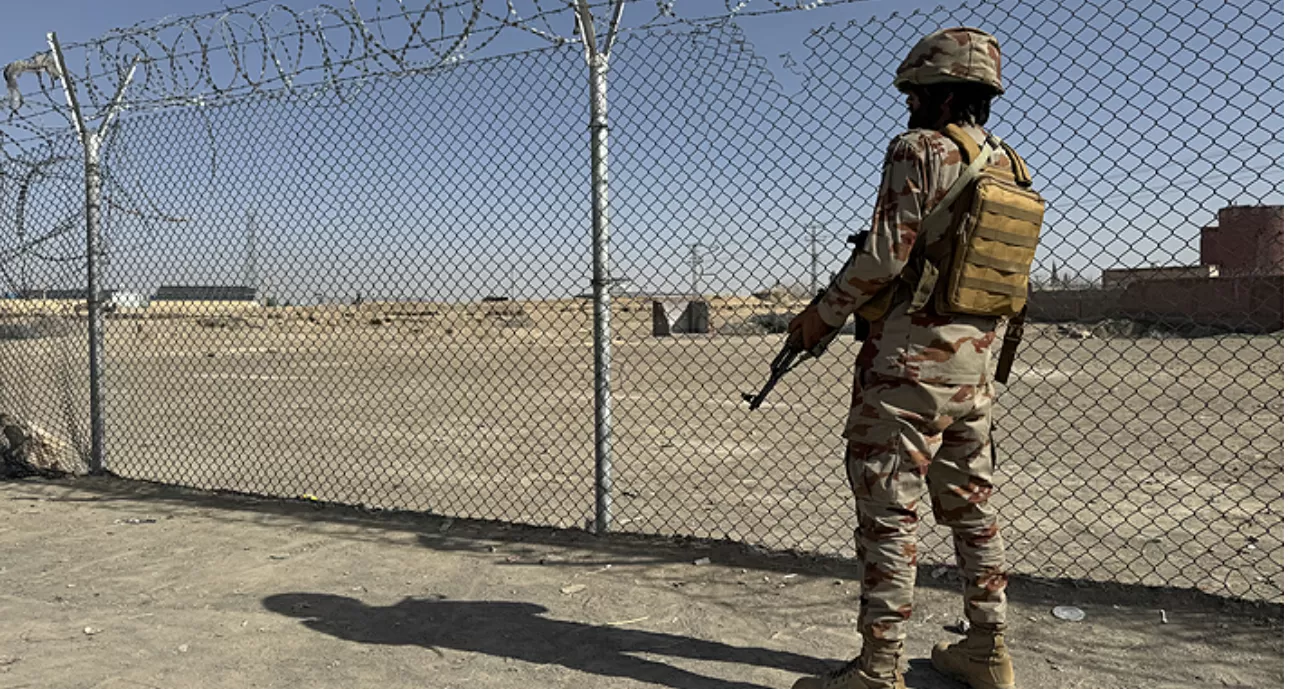 Pakistán bombardea Kabul y declara entrar en guerra con Afganistán
