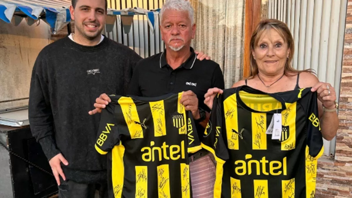 Hinchas de Peñarol transfirieron dinero sensual y el club regaló dos camisetas firmadas a la pareja estafada en venta de panchos