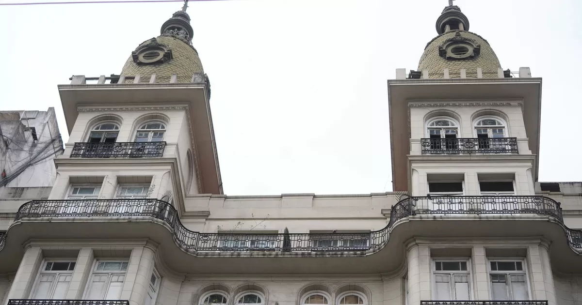 El bloque de avenida Corrientes con cúpulas gemelas: está vacío hace 20 años y las historias sobre quienes vivieron allí