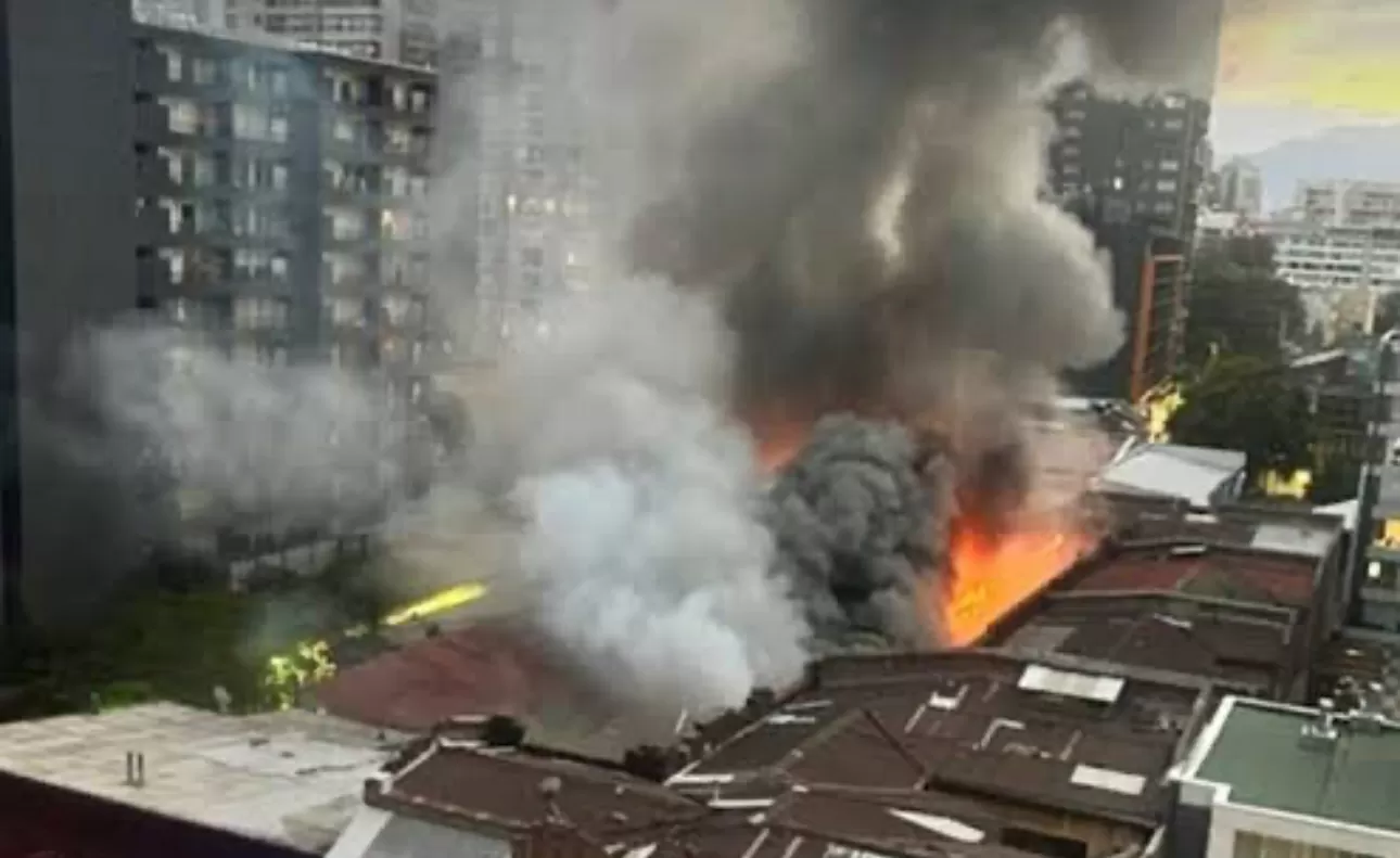 Gran incendio en pleno centro de Santiago afectó a cité con al a salvo 20 viviendas