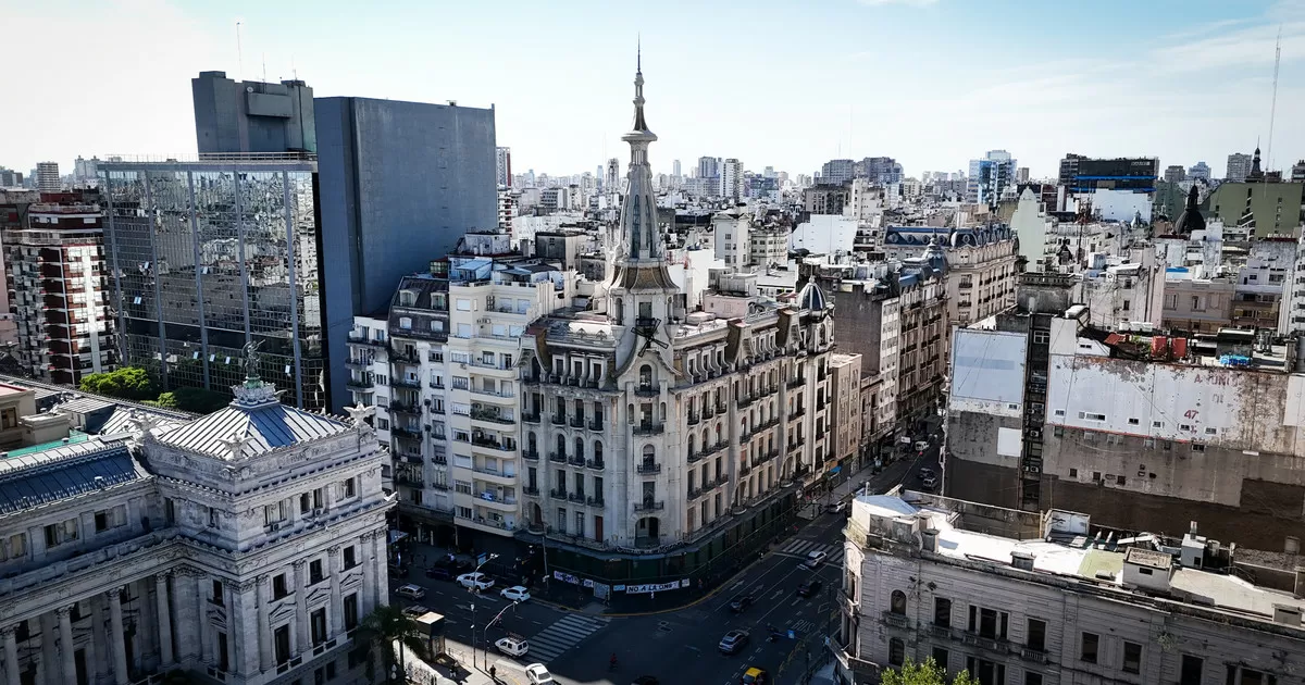 Confitería del Molino: las visitas guiadas son un éxito no obstante nadie sabe cuándo se podrá tomar un café en el salón