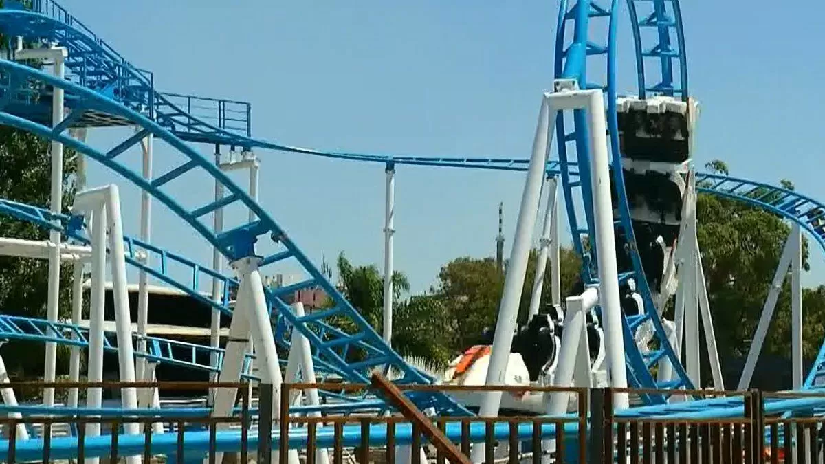 Montaña rusa del Parque Rodó en funcionamiento: hacen pruebas del juego que continúa en edad de montaje