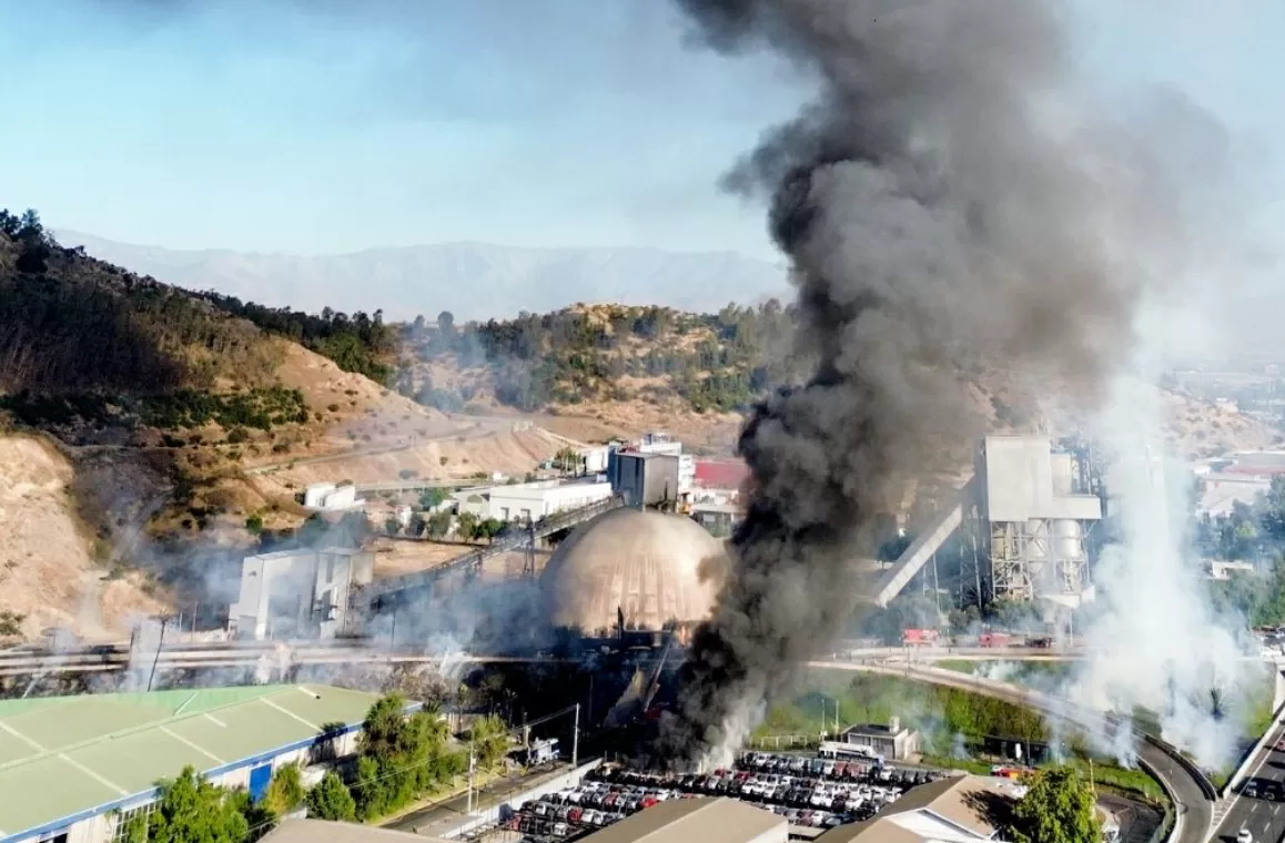 Reportan enorme explosión en domo de empresa en Renca