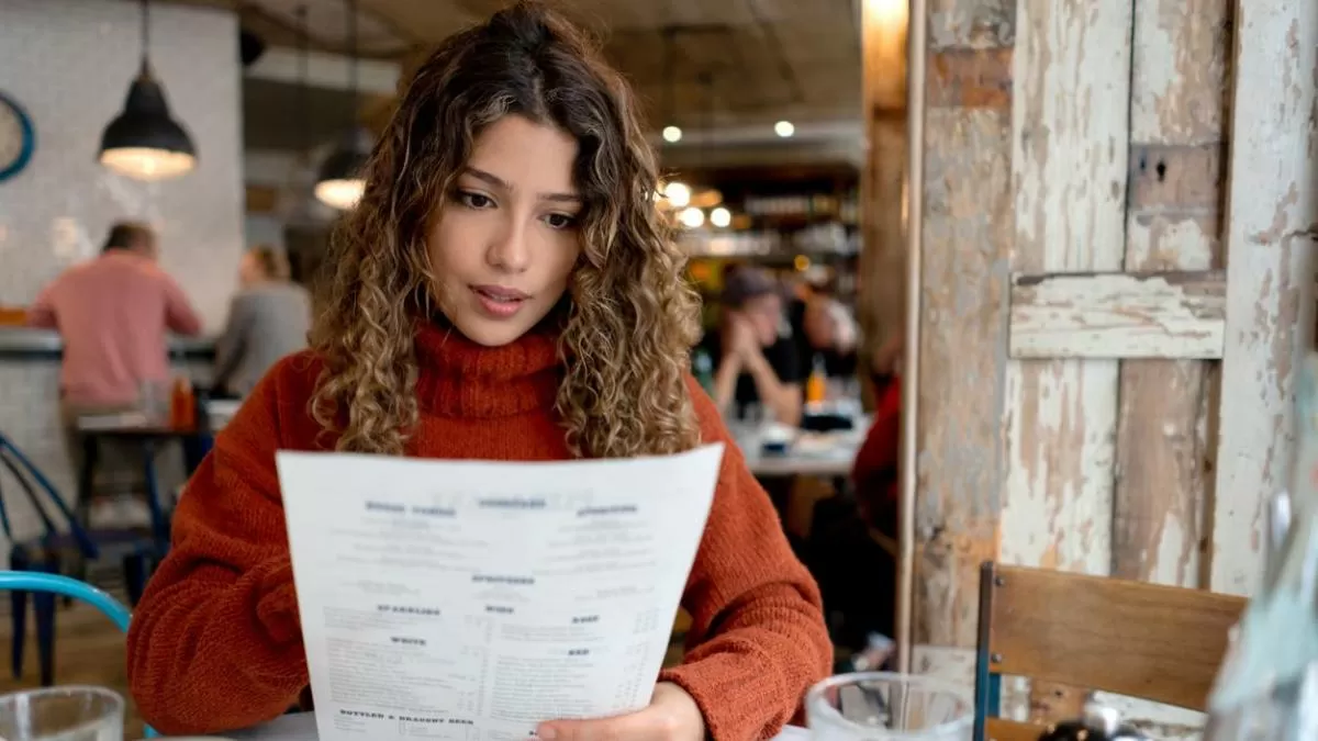 Unos padres denuncian la actitud de un específico vegano que se negó a entusiasmar la comida de su bebé por tener carne: “Que otras mesas se marcharan lo dice todo”