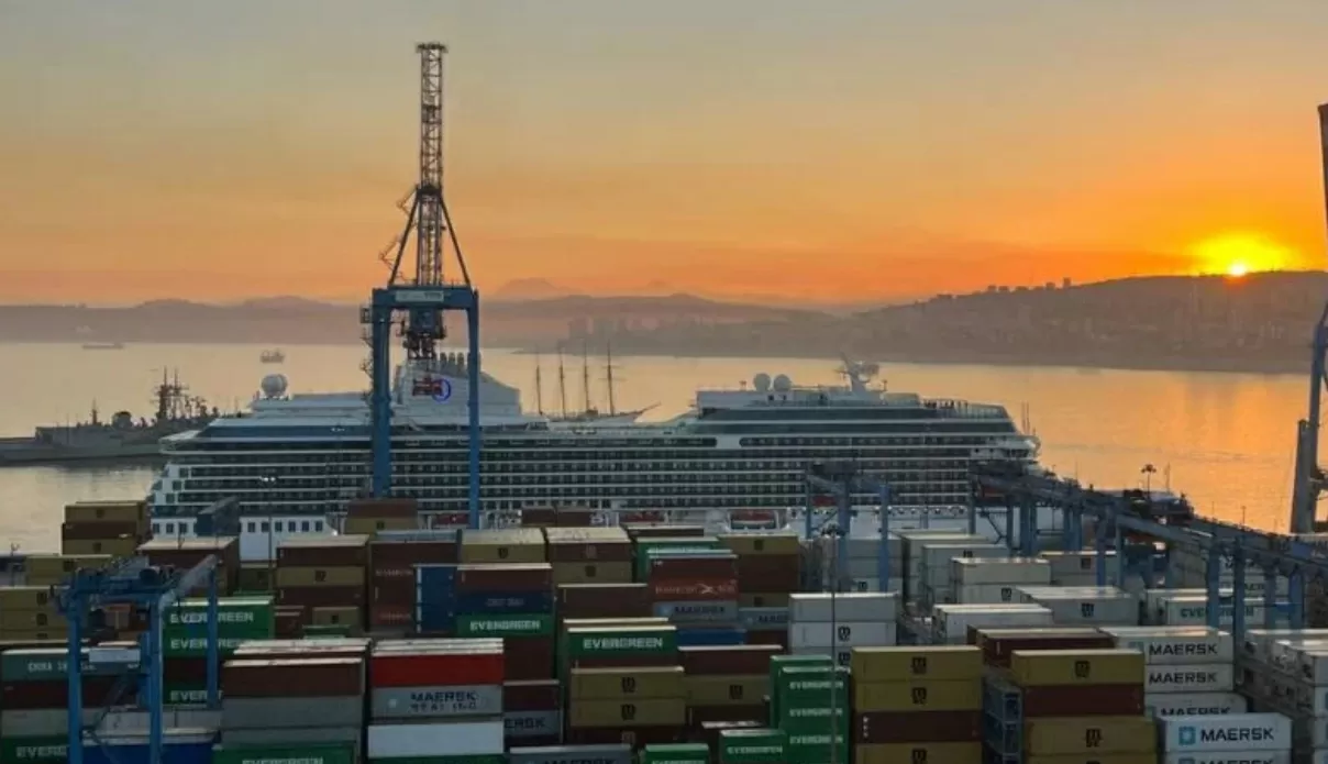 cabotaje “Vista” arriba a Valparaíso en su viaje inaugural con más de 1.800 personas a bordo