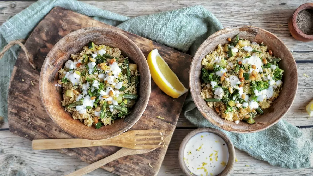 Eleva tu plato verdura con este cuscús integral y su salsa de almendras