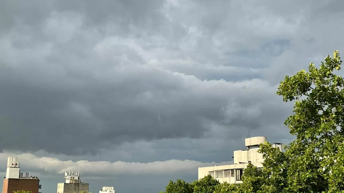 Inumet volvió a actualizar la bilateral advertencia naranja y amarilla por tormentas fuertes y puntualmente severas
