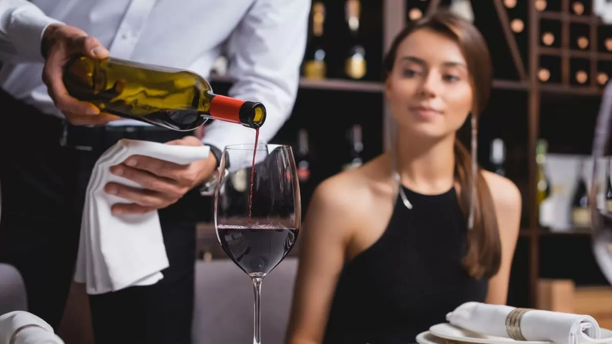Cómo pedir vino en un restaurante, según algunos de los mejores sumilleres de España: “aunque basta de regañar al cliente”