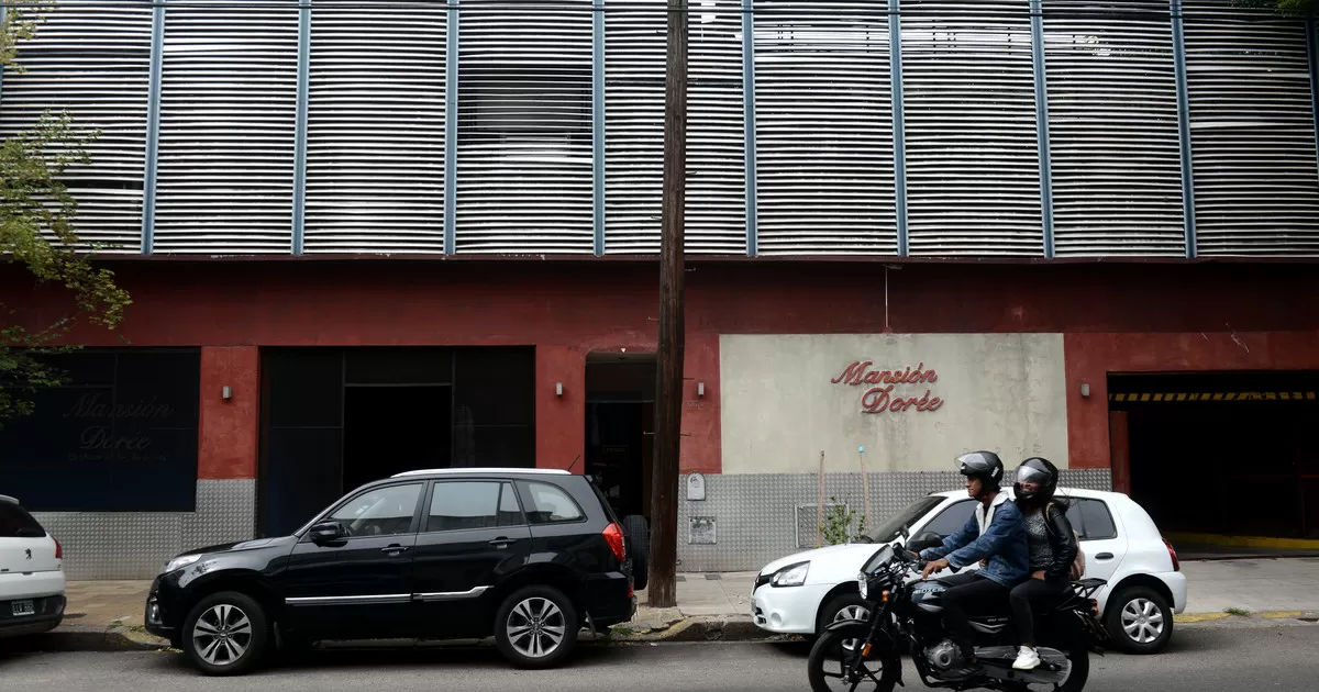 Cerró un aposento transitorio histórico y cada vez hay menos "telos" en Flores: el efecto inmobiliario y qué pasa en otros barrios