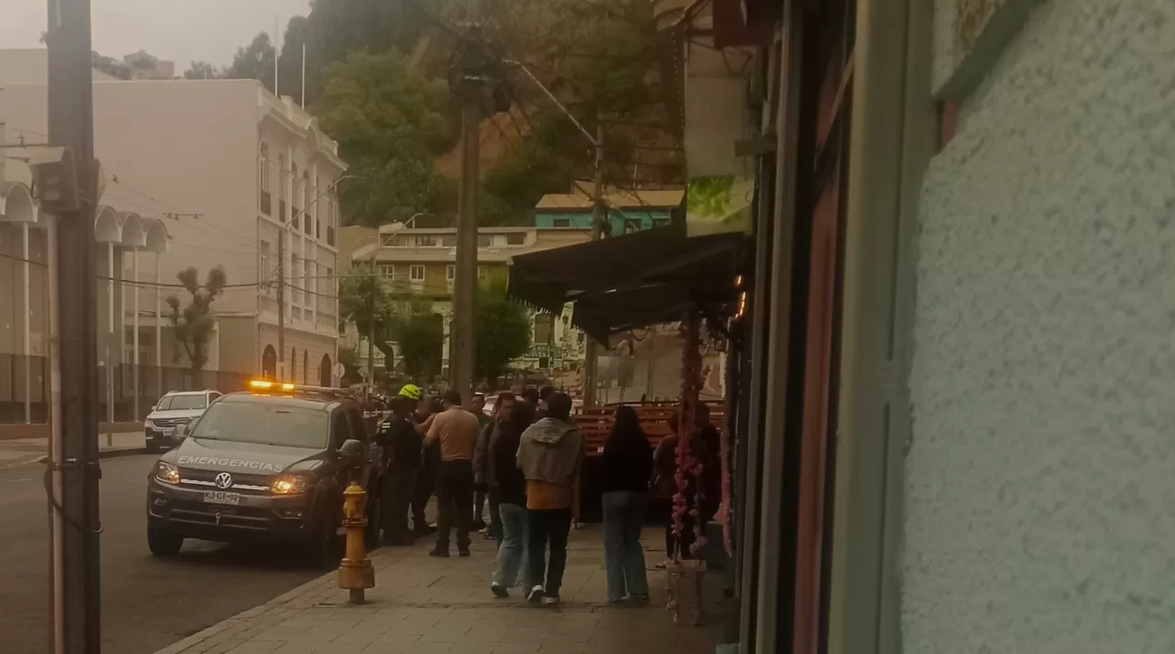 Persona resulta con fractura tras colapso de edificio en Valparaíso