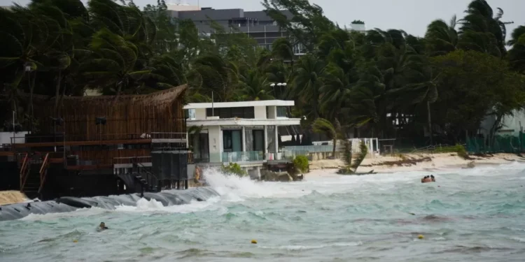 Tiempo de huracanes | Artículo de Mario Luis Fuentes