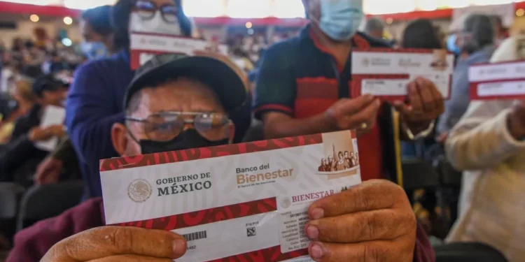 El modelo invencible de los programas sociales | Artículo de David Ordaz