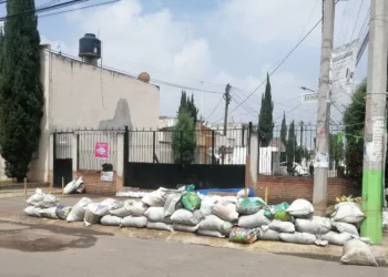 Colocan ‘muros’ de costales para protegerse de lluvias e inundaciones en Chalco