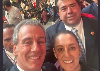 Pepe Chedraui está al lado de Claudia Sheinbaum en el Congreso de la CATEM.