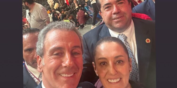 Pepe Chedraui está al lado de Claudia Sheinbaum en el Congreso de la CATEM.