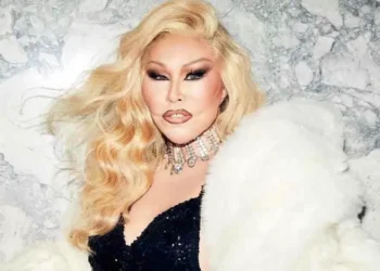 Adicta a las cirugías conocida como ‘Mujer gato’, revela su rostro exótico antes de su felina transformación