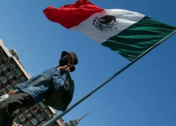 Más allá de las instituciones | Artículo de Roberto Vélez