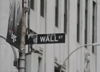 “Desafíos económicos: crisis, pandemia y política”