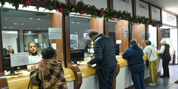 Personas que gastaron todo en diciembre descubren que hay que retribuir el predial en enero