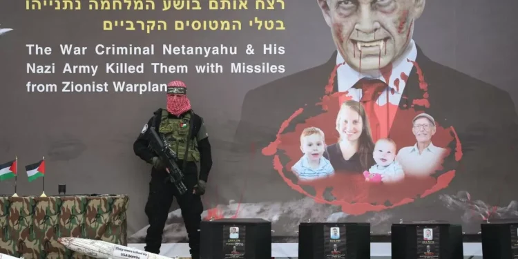 Hamás entrega a Israel los cuerpos de cuatro rehenes, incluidos los de la comunidad Bibas